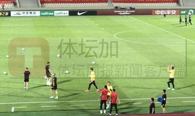 【国足现场图】球场挂满五星红旗和标语显主场氛围